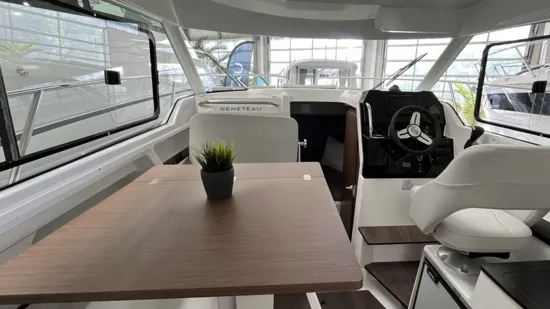 BENETEAU ANTARES OUTBOARD 8 CRUISING