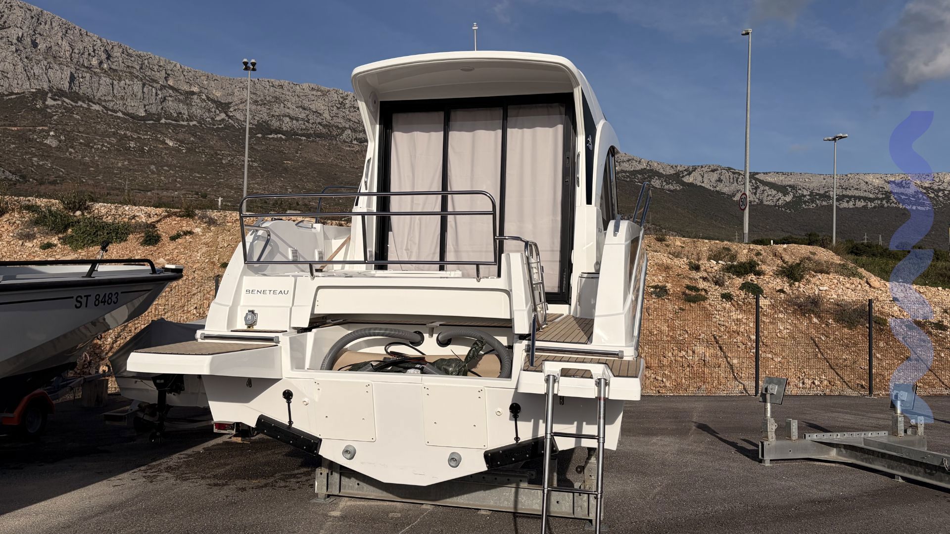 BENETEAU ANTARES OUTBOARD 9