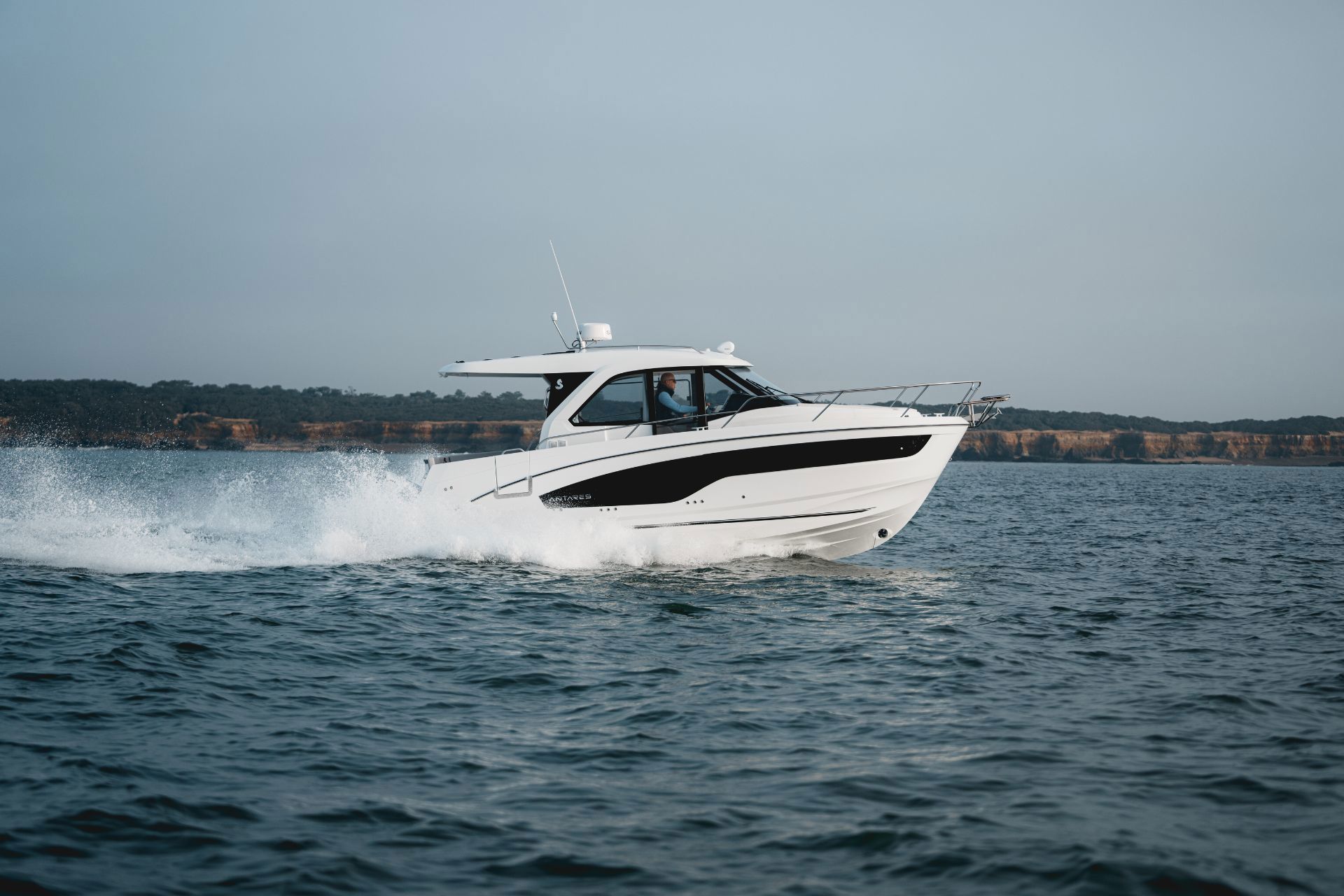 BENETEAU ANTARES OUTBOARD 9 V2 