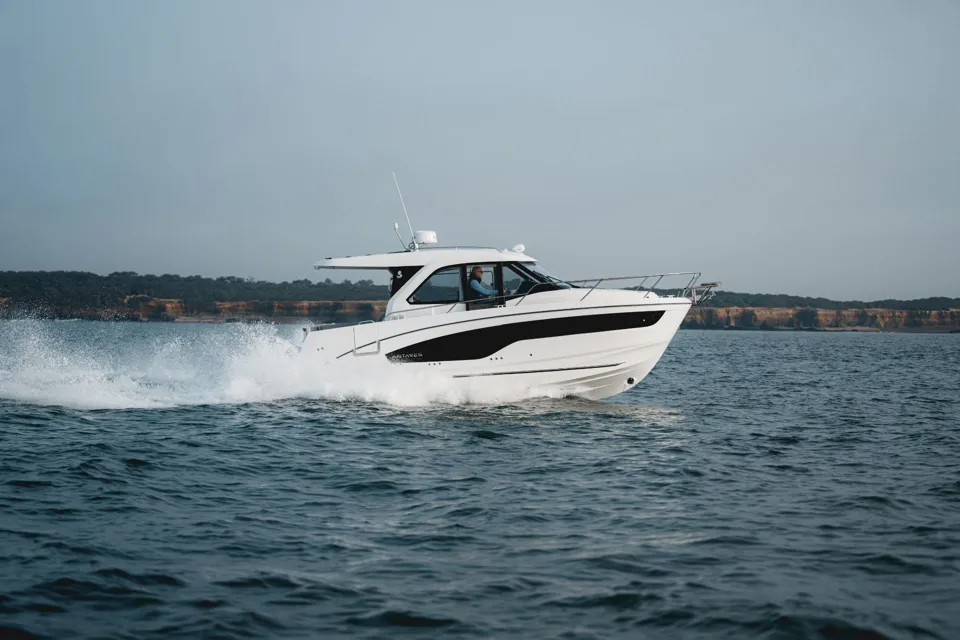 BENETEAU ANTARES OUTBOARD 9 V2 