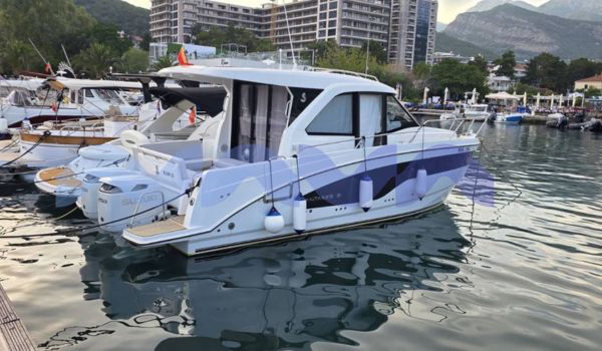 BENETEAU ANTARES OUTBOARD 9 NEW 