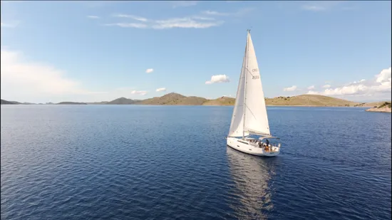 x-yachts-x43-xara-sailing-away