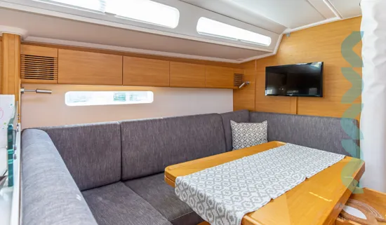 x-yachts-x-43-xara-dining-table