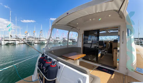 nimbus-405-coupe-aft-deck-fenders