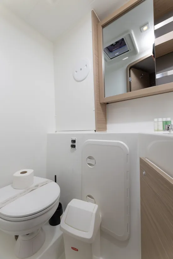 Lagoon 42 Millenium head 