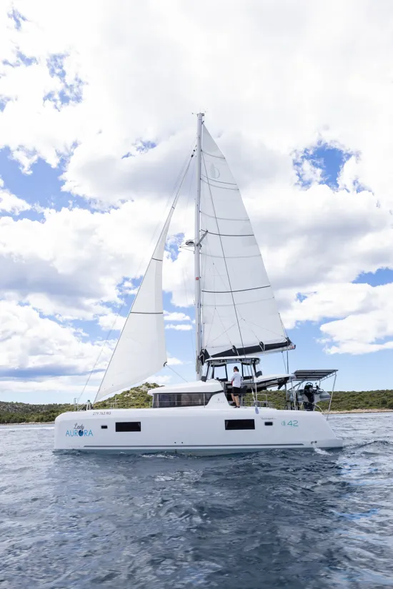 Lagoon 42 – Lady Aurora gliding through the waves under full sail