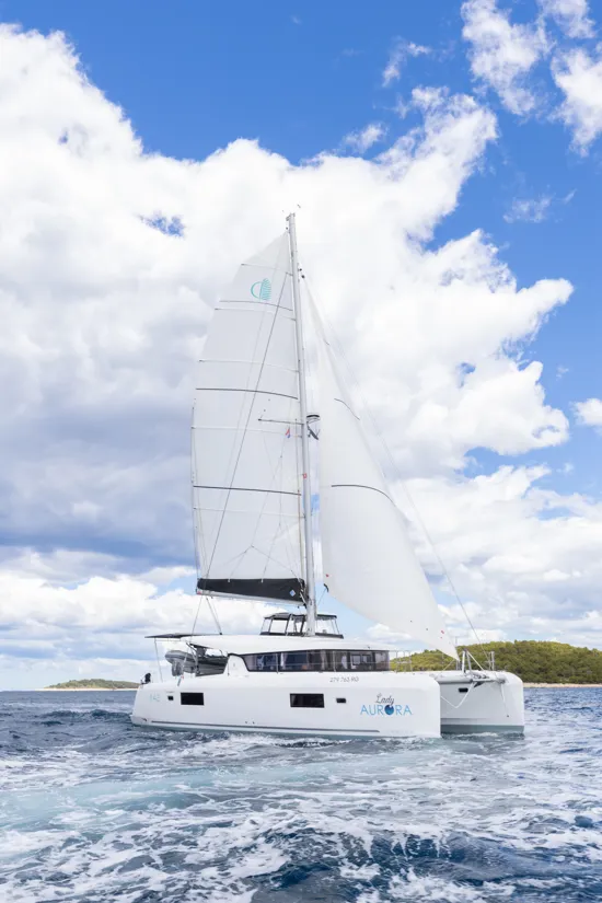 Lagoon 42 – Lady Aurora cutting through the sea
