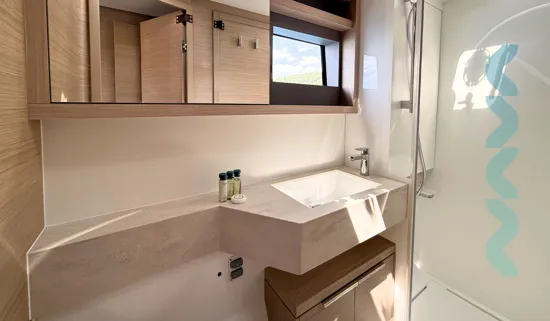 lagoon-51-ocean-pearl-bathroom