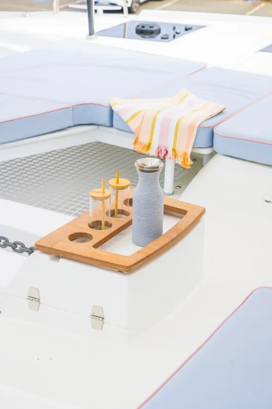 Lagoon 51 Vordercockpit mit Kaffeetisch und Glashaltern