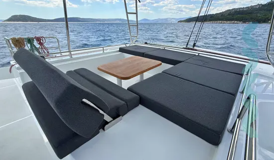 lagoon-51-ocean-pearl-flybridge-seating-area