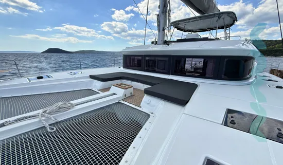 lagoon-51-ocean-pearl-bow-lounge