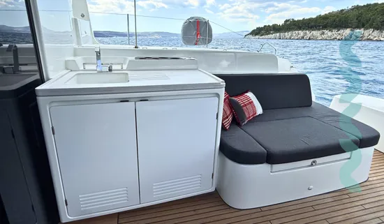 lagoon-51-ocean-pearl-cockpit-wet-bar