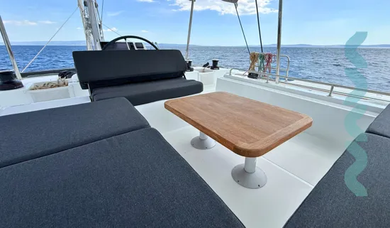lagoon-51-ocean-pearl-flybridge-lounge