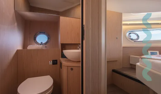 Swift Trawler 41 Fly bathroom