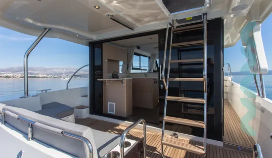 Swift Trawler 41 Fly stern cockpit