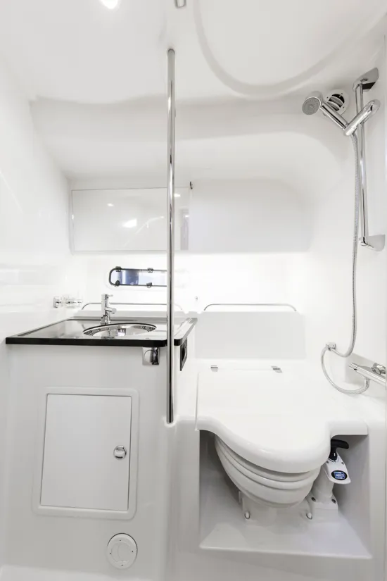 Nimbus 305 Coupé bathroom