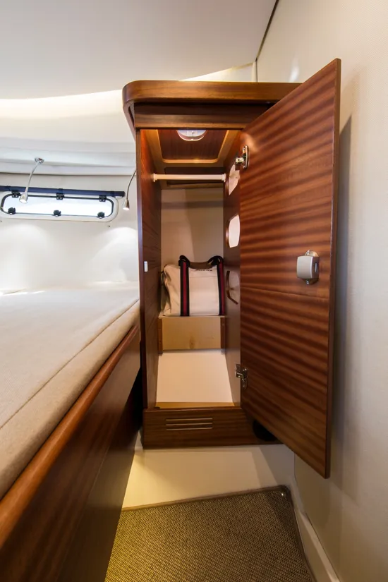 Nimbus 305 Coupé storage in cabin