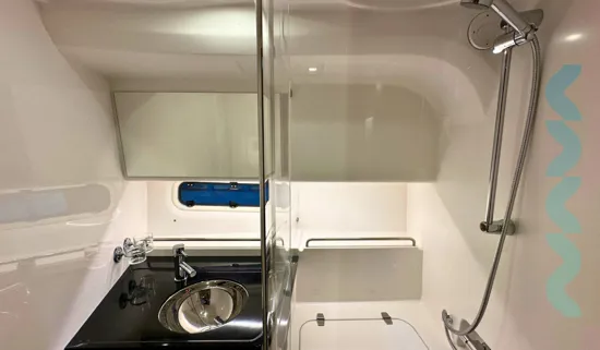 Nimbus 305 Coupé bathroom-1