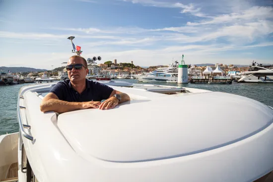 Nimbus 305 Coupé convenient roof window helps docking