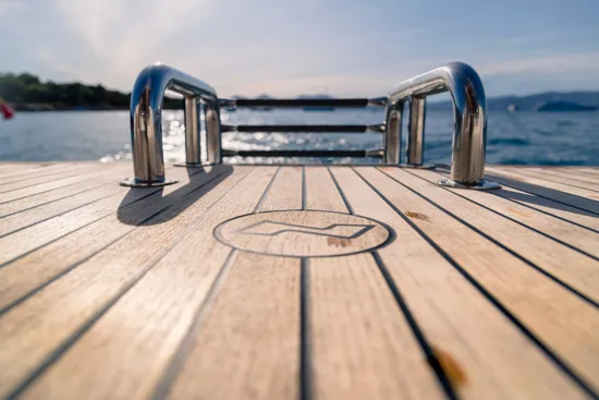 Nimbus 305 Coupé bathing platform and ladder