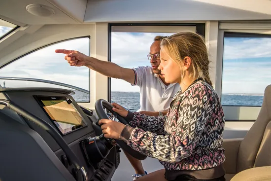 Nimbus 305 Coupé girl steering 