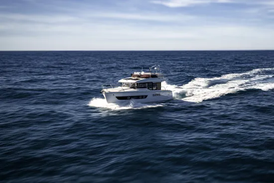 Swift Trawler 37 Fly navigating cruising speed