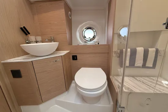 Swift Trawler 37 Fly bathroom