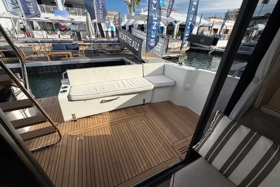 Swift Trawler 37 Fly cockpit seating