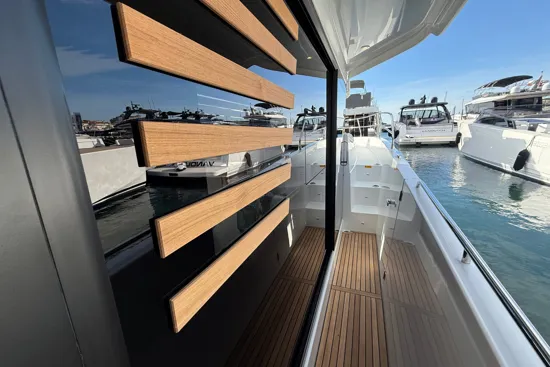 Swift Trawler 37 Fly side deck