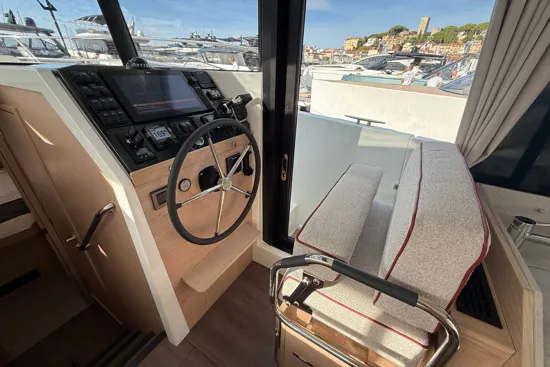 Swift Trawler 37 Fly helm