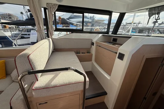 Swift Trawler 37 Fly copilot seat